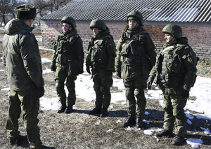 Военнослужащие-женщины подразделений связи ЮВО организовали защищенную связь в движении на тактико-специальном учении в Ростовской области